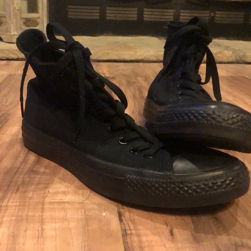 Never used All Black Converse